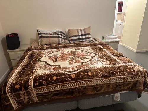 Newark House | Executive Room E with Private Bathroom Divine Villa and Resorts 5mins to EWR Airport and 4mins to Penn Station Newark, New York
