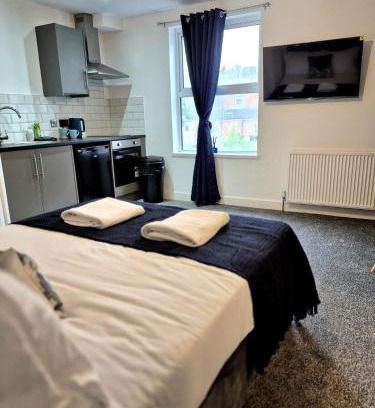 Derby Apartment | Executive Studio with Desk & Quiet Ambience # 4
