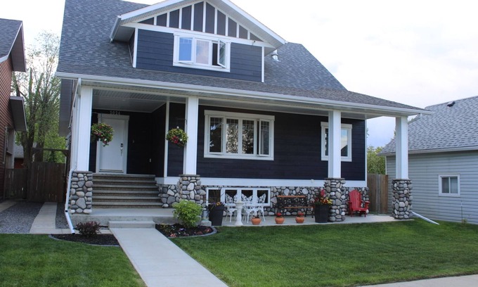 Sylvan Lake House | EXECUTIVE-STYLE MODERN FARM HOUSE