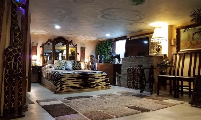 Cote-Saint-Paul House | Exotic Large Basement Studio
