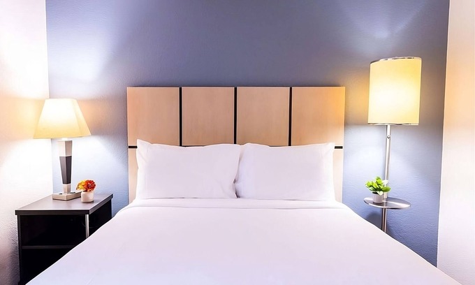East Congress Hotel | Experience Austin's Famous 6th Street from Comfortable & Family Friendly Suites