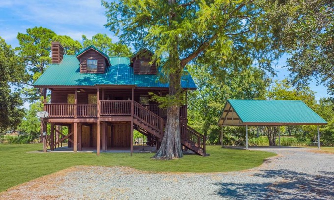 New Iberia House | Experience Louisiana, Cabin on Bayou Petite Anse