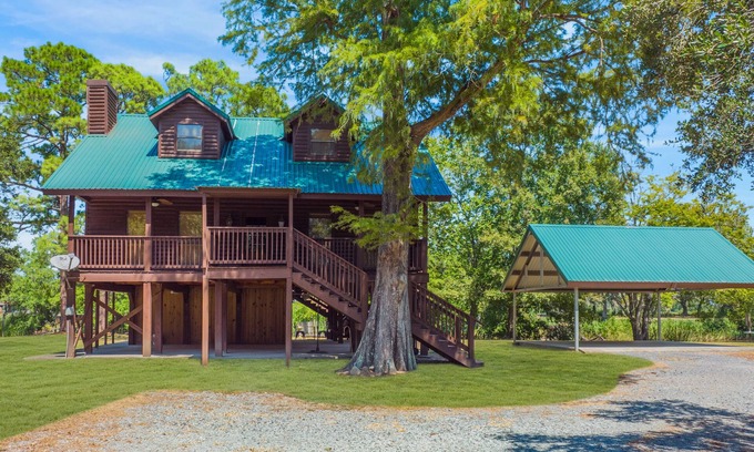 New Iberia Cabin | Experience Louisiana, Cabin on Bayou Petite Anse, centrally located in Acadiana