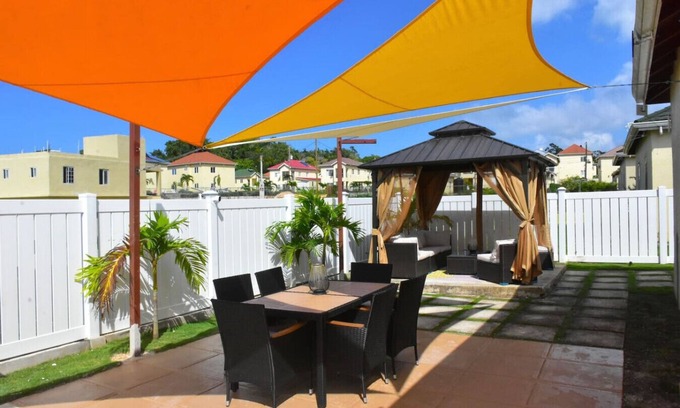 Ocho Rios House | Experience Luxury/Ocho Rios/PS5/HS Wifi/65" TV/Pool/Crib/Comfort Beds