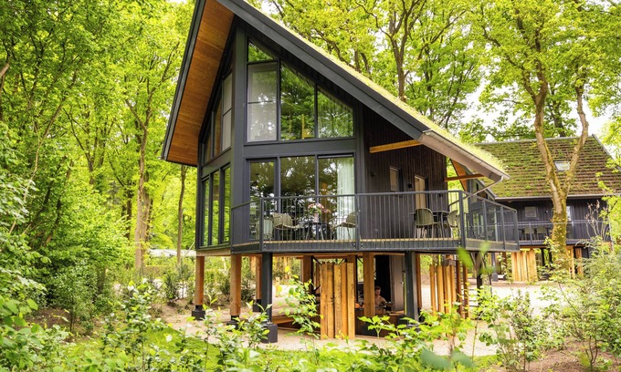 Municipality of Ede House | Experience pure tranquility and wellness in the Nature Villa with a private hot tub and two stylish suites for four guests.