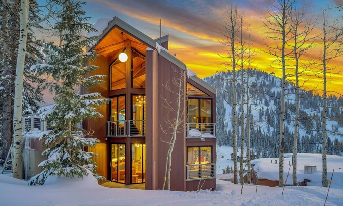 Salt Lake Mountain Resorts Condo | Experience the Epitome of Luxury in this Gorgeous Unit with Hot Tub