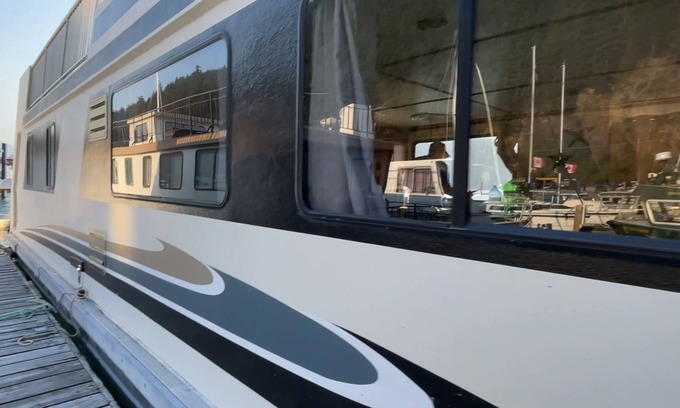 Harrison Hot Springs Boat Rental | Experience the ultimate waterfront escape on our stunning Three Buoys Houseboat