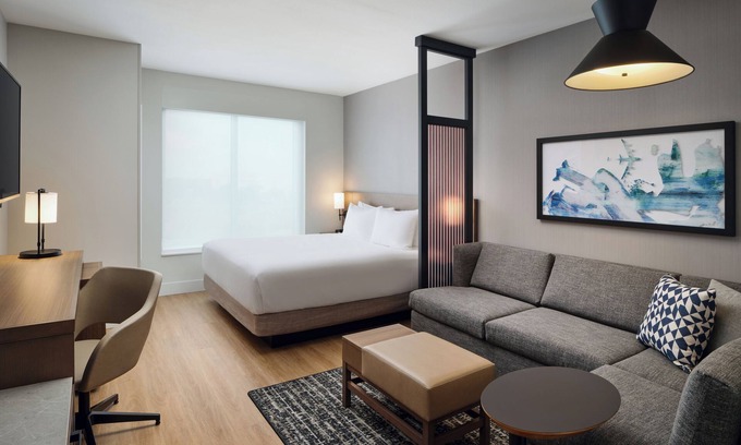 Melbourne Hotel | Experience Top Relaxation: Modern Room w/Free Breakfast | 5-Min Walk to Airport