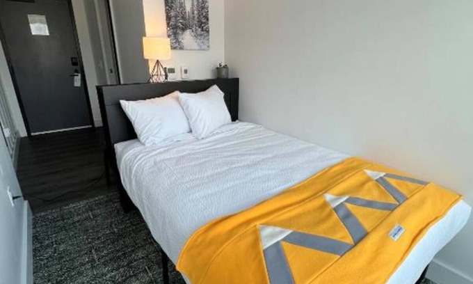 Eagles Nest Hotel | Explore Downtown – Walk to Coffee, Bars, Parks, Live Music & Cultural Hotspots