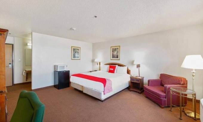 Portage Hotel | Explore Indiana Dunes From our Pet-Friendly Room with Free Parking