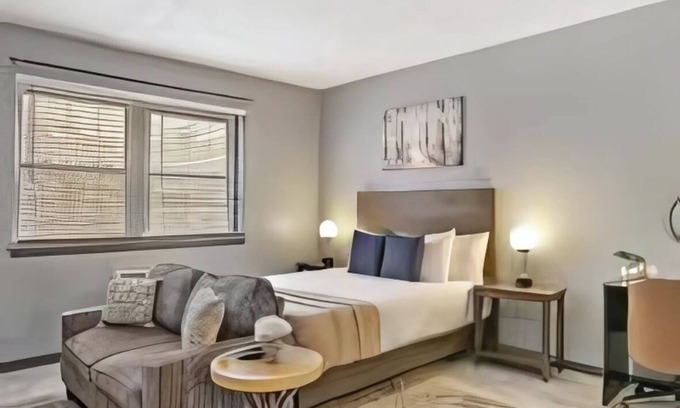 West Ridge Apartment | Explore Northside from Modern Studio Apartment with Washer and Dryer