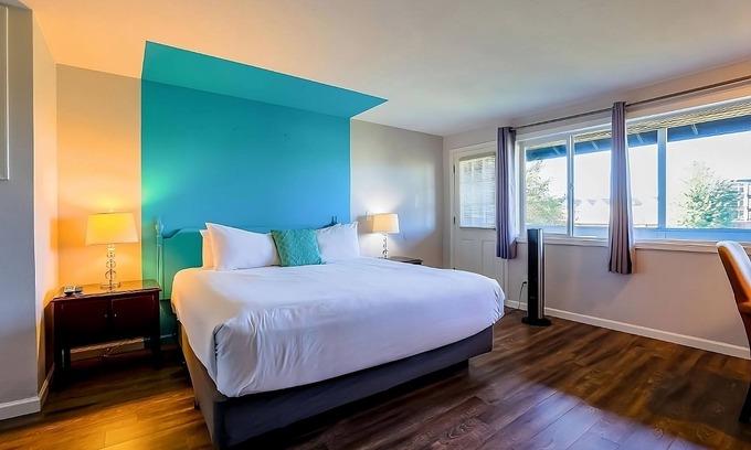 Seaside Hotel | Explore Seaside from Comfortable Room Near Downtown