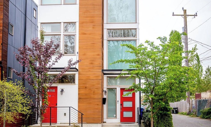 North Beacon Hill Apartment | Explore Seattle:Parking & Walk to Light Rail - NEW on VRBO + ABNB Superhost