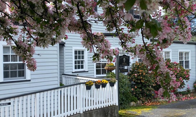 New Norfolk House | Explorers Lodge