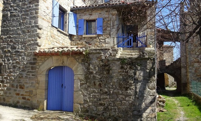 Les Assions House | Exposed stone house, pets welcome, in the countryside.