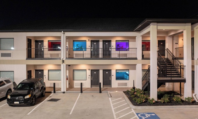 Woodlake - Briar Meadow Hotel | Express INN & Suites