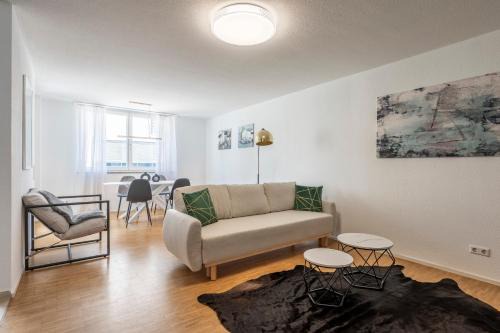 Boeblingen Apartment | EXQUIS 2BR Design Apartment LOUIS I Parking I Balcony I Mercedes-Benz I Family-friendly