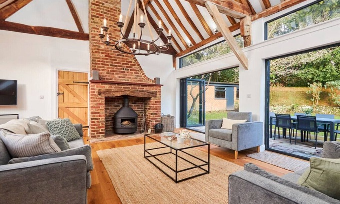 Waterlooville House | Exquisite Coach House w/vaulted ceiling & log fire