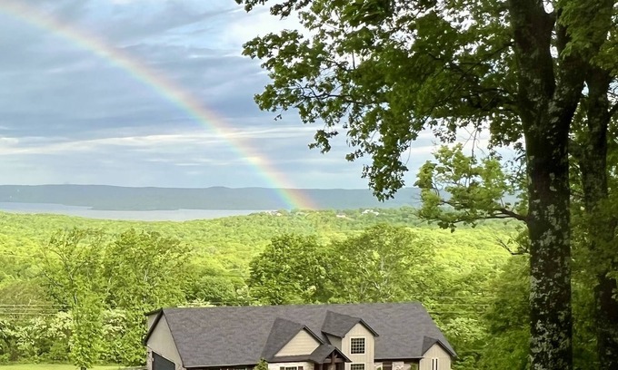 Cookson House | Exquisite Lake Tenkiller Home Away from Home