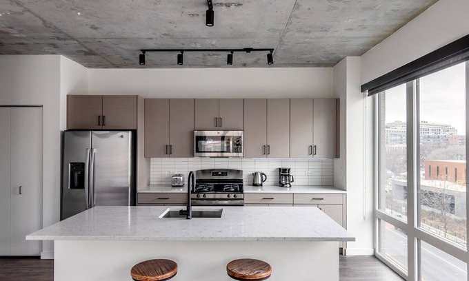 Killgubbin Apartment | Exquisite River North 1BR w/Terrace, Fire Pits & Grills, by Blueground