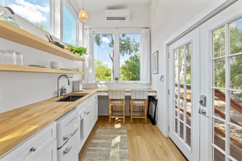 Johnston Terrace Apartment | Extended Stay Haven Top Notch Deck with Greenbelt Views