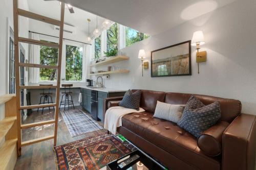 Johnston Terrace Apartment | Extended Stay Retreat Top Notch Deck with Greenbelt View