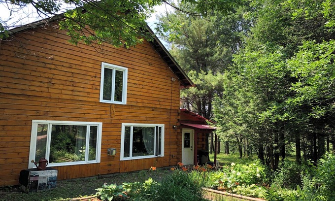Marmora and Lake House | Extra-large 4,000 sq ft woodland retreat with authentic wood-fired sauna