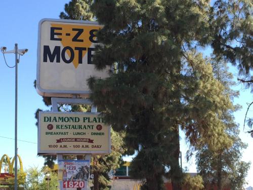 Downtown Phoenix Hotel | EZ 8 Motel Airporter