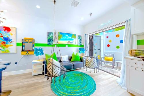 North Hollywood Apartment | F- Poppin NoHo Pad- HotTub, 2-Units, 15m U-Studios