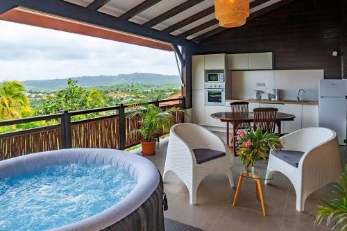 Tartane Apartment | F2 Ixora - spa - piscine - vue mer - 9 min de la plage - Ti Zwézo Paradi