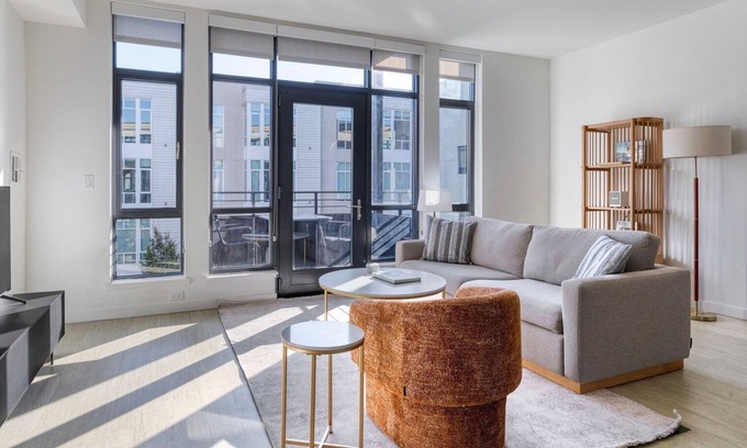 Southwest Berkeley Apartment | Fab Berkeley 1BR w/Rooftop & Gym, nr Coffee & Shops, by Blueground