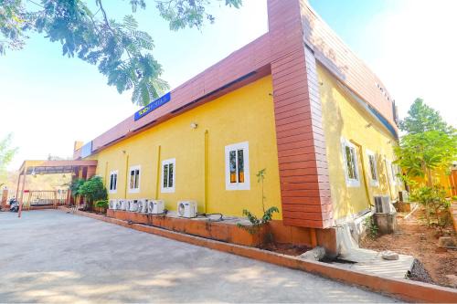 Jubilee Hills Hotel | FabExpress Airport Stay Inn - Nr Hyderabad International Airport, Shamshabad