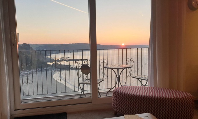 West Looe Apartment | Fabulous 2+ bedroom Apartment with Balcony, Panoramic Sea Views and Parking