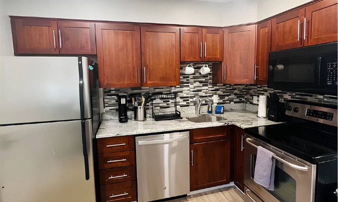 Lebanon Condo | Fabulous 2-bedroom condo with back deck in charming Lebanon