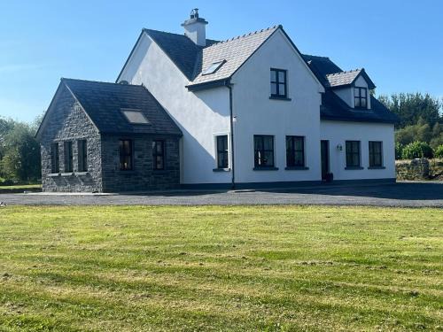 Oughterard House | Fabulous 4 Bedroom House, Gateway to Connemara