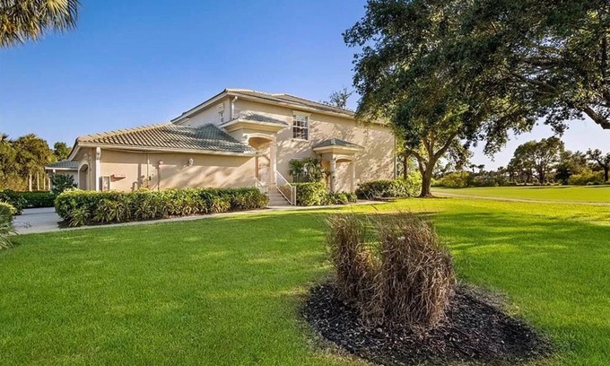 Naples House | Fabulous Coach House in Cypress Woods Golf & Country Club. Golf membership.