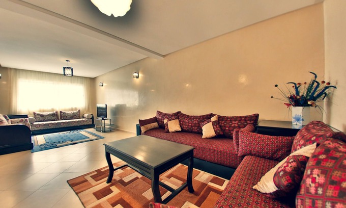 Qbibat Apartment | 🚕🛫 Fabulous, Familial, well equipped, Central, clean, comfortable. Shuttle 🛫