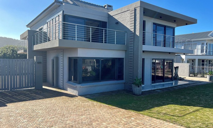 Sedgefield House | Fabulous four bedroom main house with WiFi in Sedgefield, near to the beach