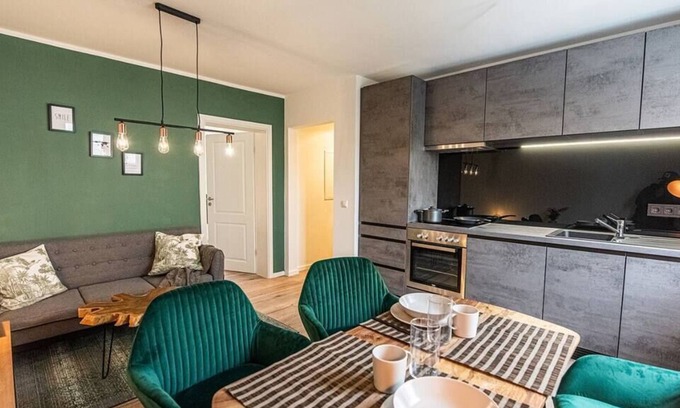 Augsburg-Goggingen Apartment | ☆FAIR+UNI: Modern & Stylish for 4: Kitchen+Parking