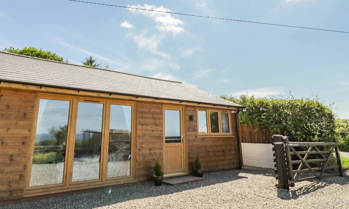 Farden Cottage | FAIRFIELD, romantic, with hot tub in Clee Hill