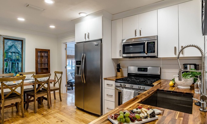 Fairhope Cottage | Fairhope Downtown Cottage Sleeps 10 "Walk to Town" Lots of Parking and Garage