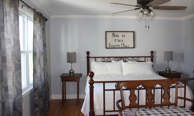Abingdon House | FairOaks Place Sleeps 6 King, Queen with foldout couch near Barter & Va Creeper