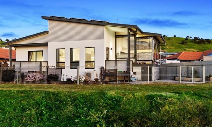 Normanville House | Fairway 1 - 9-19 Troon Drive