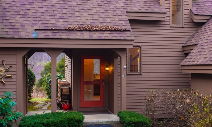 West Hartford Cabin | Fairway Village gem on the Quechee Golf Course - air-conditioning & fireplace