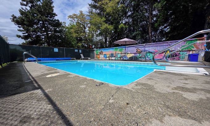 North Cowichan Hotel | Falcon Nest Motel