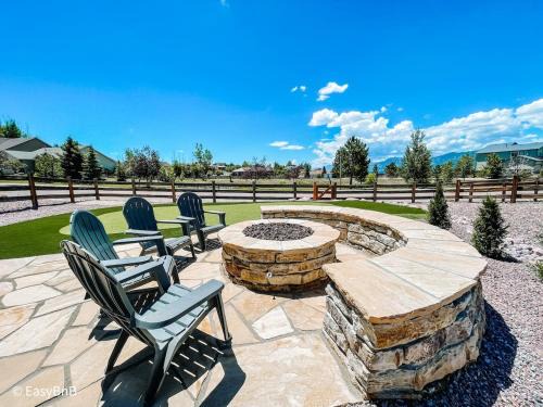 Gleneagle House | Falcon's Nest hot tub games mins to USAFA and hiking