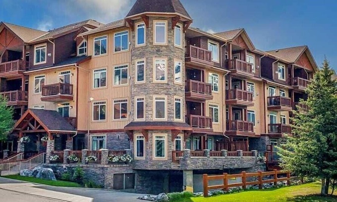 Canmore Apartment | FalconCrest 112 | Studio Suite with Hot Tub