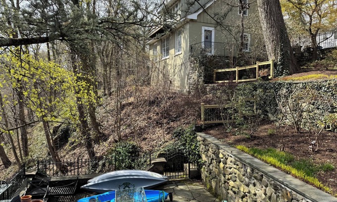 Croton-on-Hudson Cottage | Fall Colors HQs. Stunning views of Croton River Gorge, a birder haven