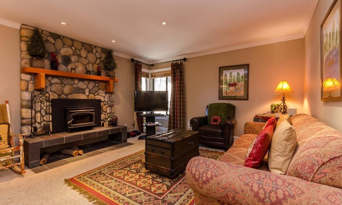 Mammoth Lakes Condo | Fall colors starting - 1 bdrm at the base of gondola