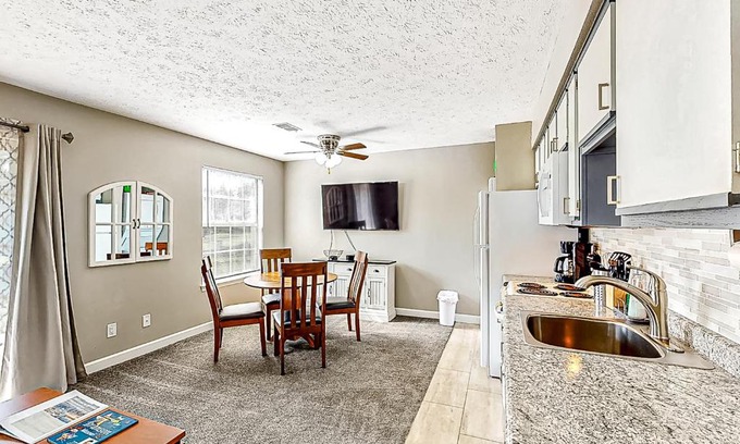 Table Rock Hotel | Fall Creek Resort Oasis